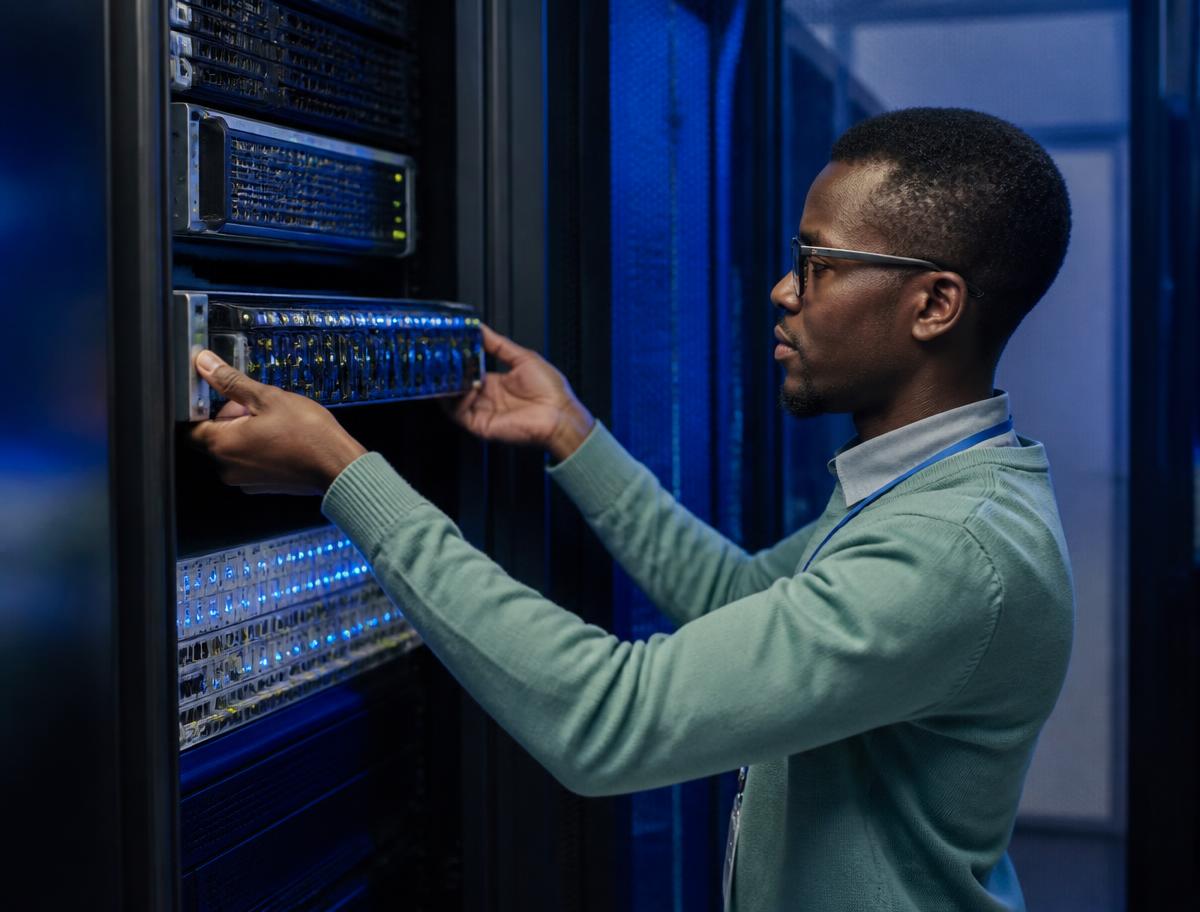 Técnico AMNT a instalar infraestrutura de rede